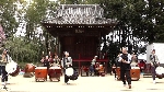 小川町諏訪神社　しだれ桜満開のなか和太鼓コンサートが開催されました。